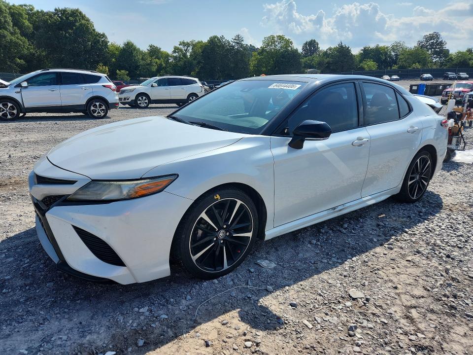 64644406 :رقم المزاد ، 4T1B61HK6KU211908 vin ، 2019 Toyota Camry مزاد بيع
