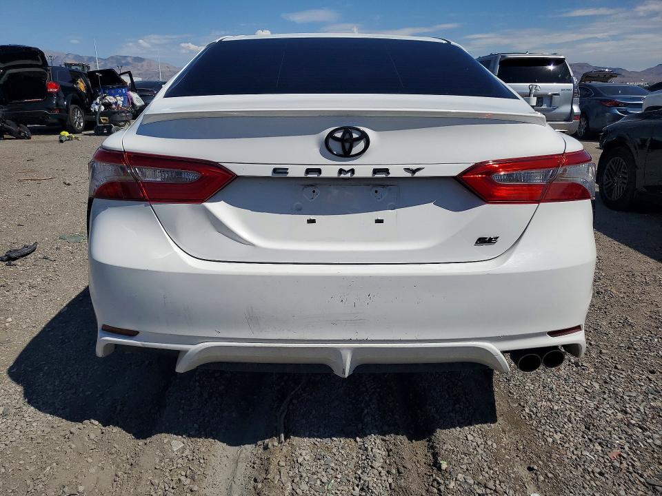 64343516 :رقم المزاد ، 4T1B11HK3JU094611 vin ، 2018 Toyota Camry مزاد بيع