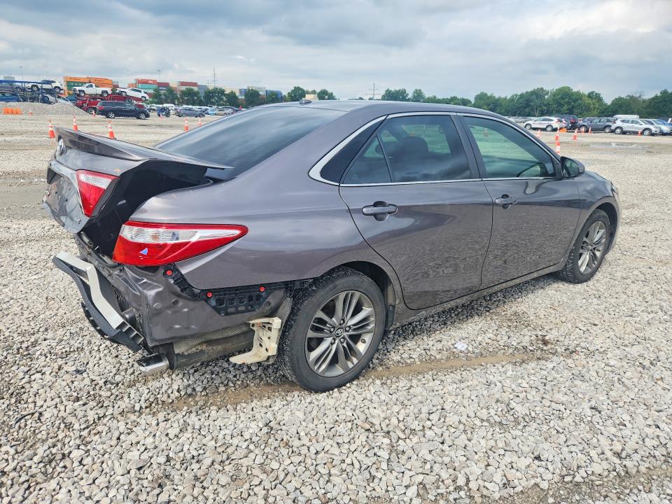 64681866 :رقم المزاد ، 4T1BF1FK5HU372679 vin ، 2017 Toyota Camry مزاد بيع