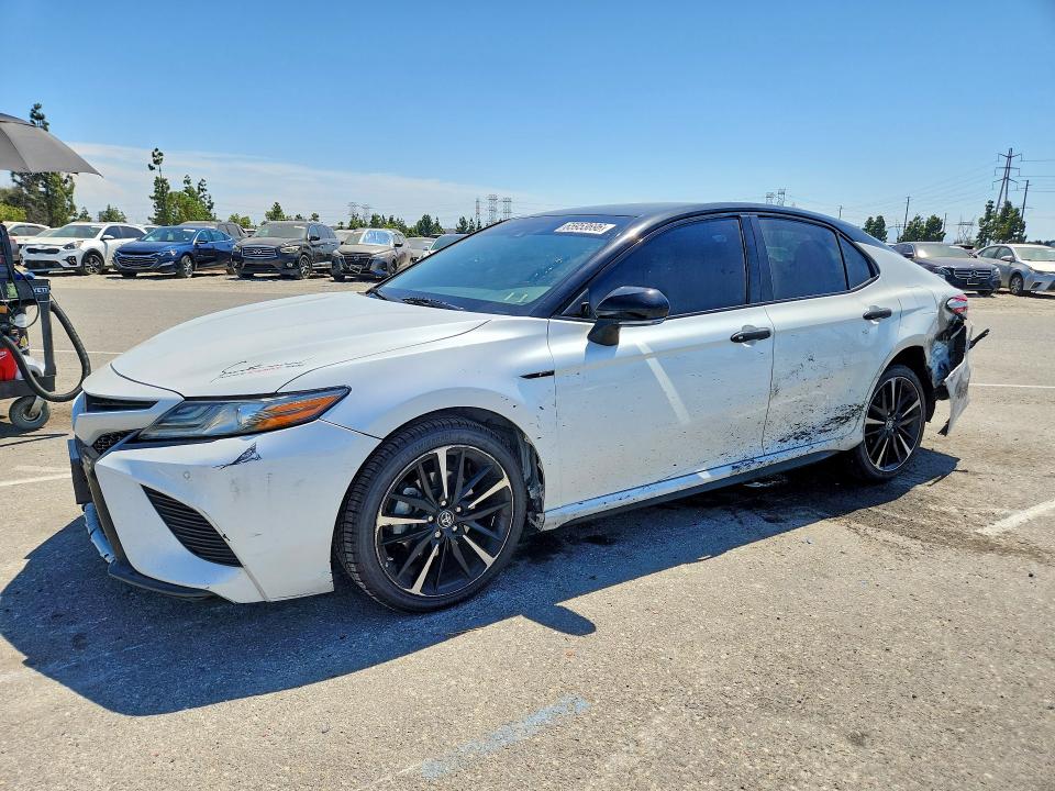 65953696 :رقم المزاد ، 4T1B61HK9JU086739 vin ، 2018 Toyota Camry مزاد بيع