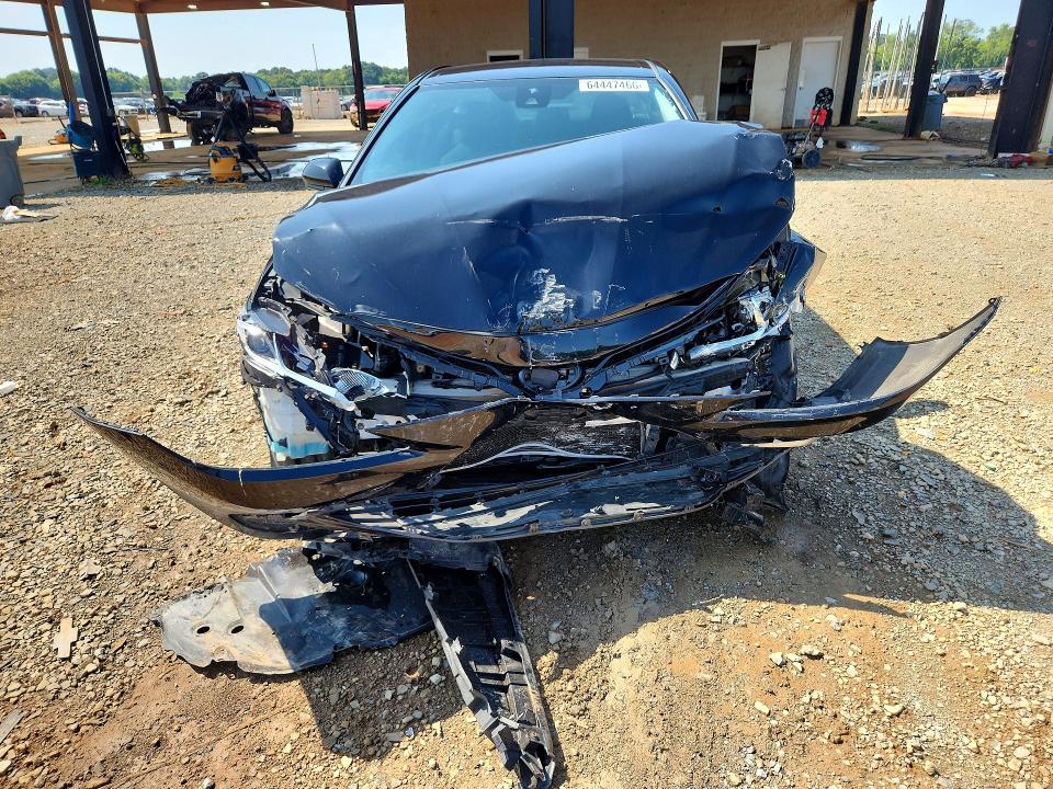 64447466 :رقم المزاد ، 4T1C11AK1NU691678 vin ، 2022 Toyota Camry مزاد بيع