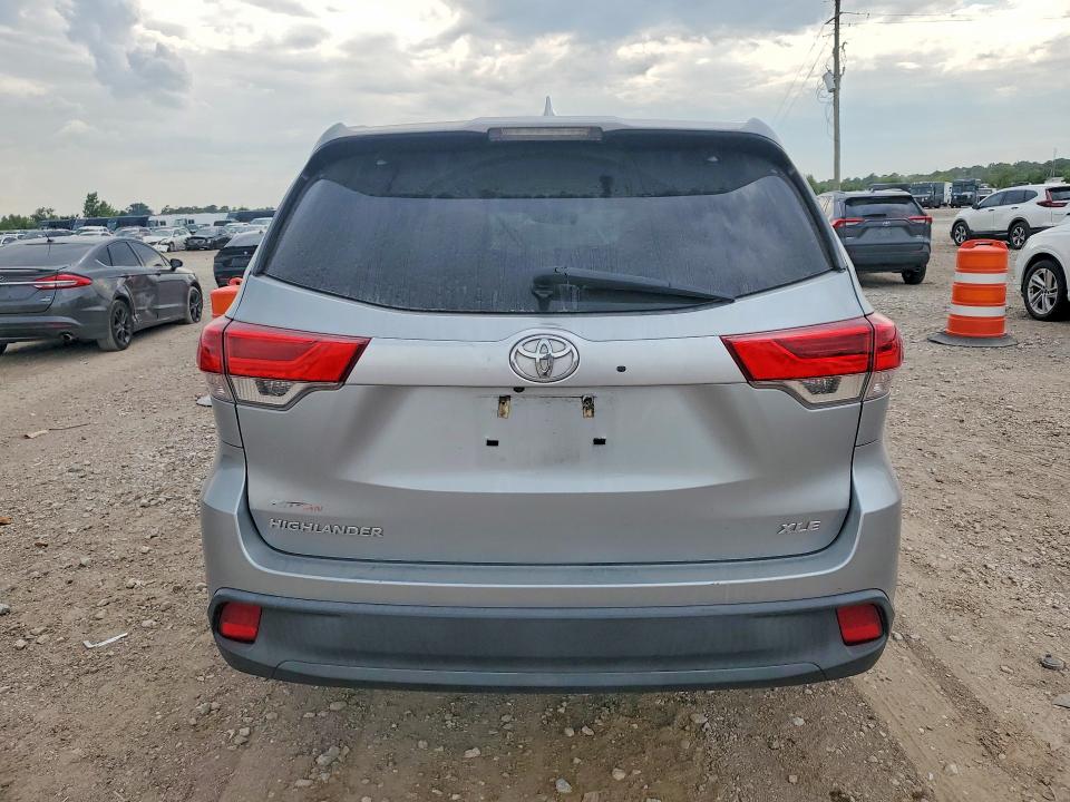 65960256 :رقم المزاد ، 5TDKZRFH2JS530386 vin ، 2018 Toyota Highlander مزاد بيع