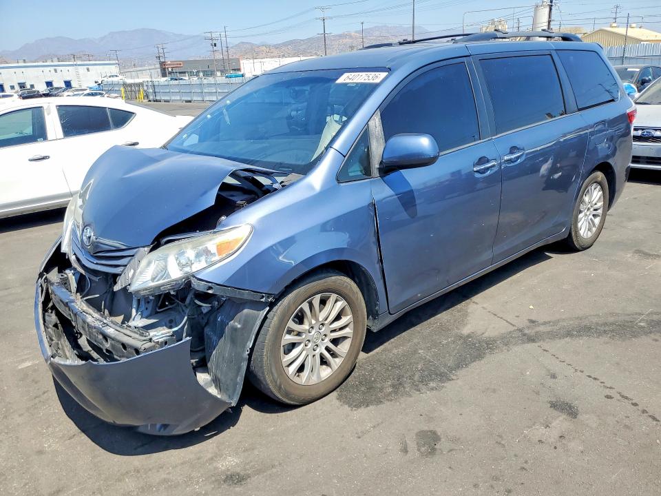 64017536 :رقم المزاد ، 5TDYK3DC9FS625585 vin ، 2015 Toyota Sienna مزاد بيع