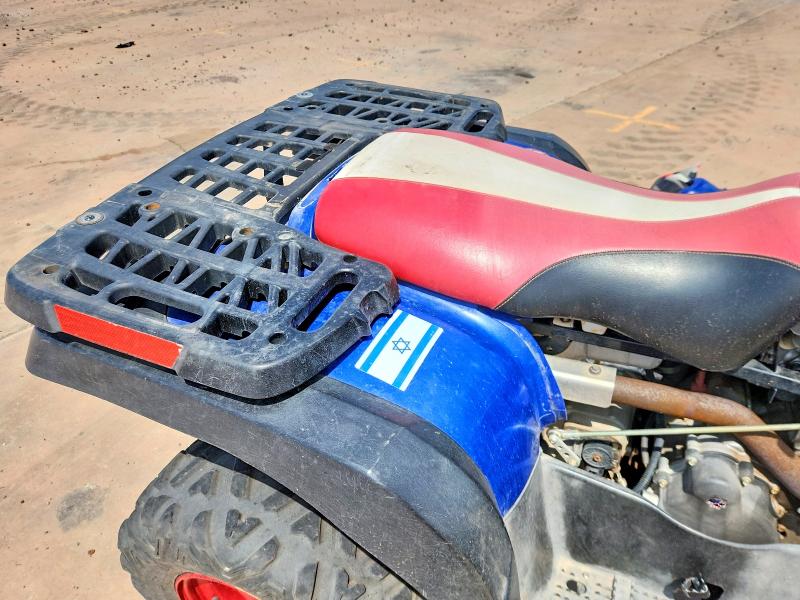 64110756 :رقم المزاد ، 4XACH59AX4A333943 vin ، 2004 Polaris Sportsman مزاد بيع