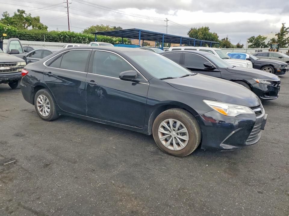 65212386 :رقم المزاد ، 4T1BF1FK3HU374074 vin ، 2017 Toyota Camry مزاد بيع