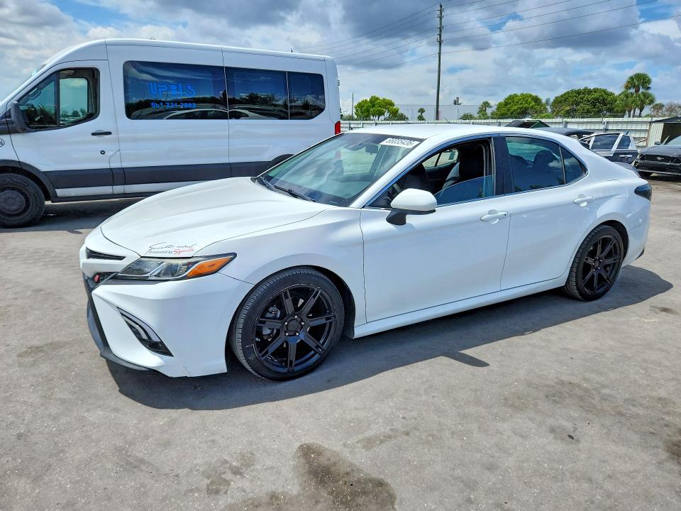 66035436 :رقم المزاد ، 4T1B11HK9JU047583 vin ، 2018 Toyota Camry مزاد بيع
