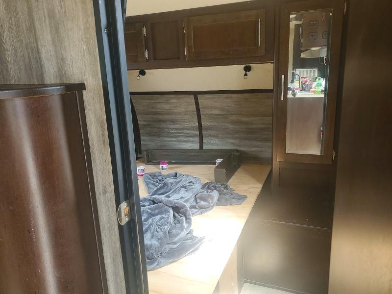64197336 :رقم المزاد ، 4X4TCKF24JX129242 vin ، 2018 Forest River 304bs مزاد بيع