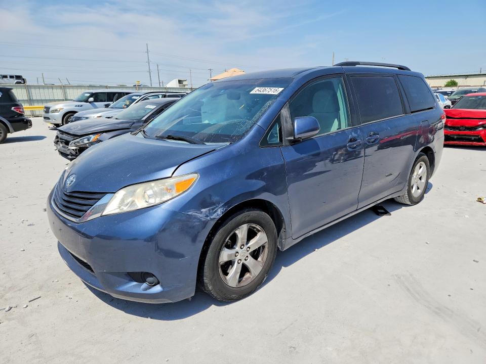 64367516 :رقم المزاد ، 5TDKK3DCXDS382565 vin ، 2013 Toyota Sienna مزاد بيع
