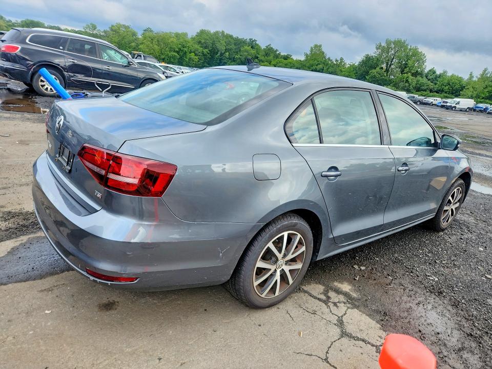 63056966 :رقم المزاد ، 3VWB67AJ6JM226787 vin ، 2018 Volkswagen Jetta مزاد بيع