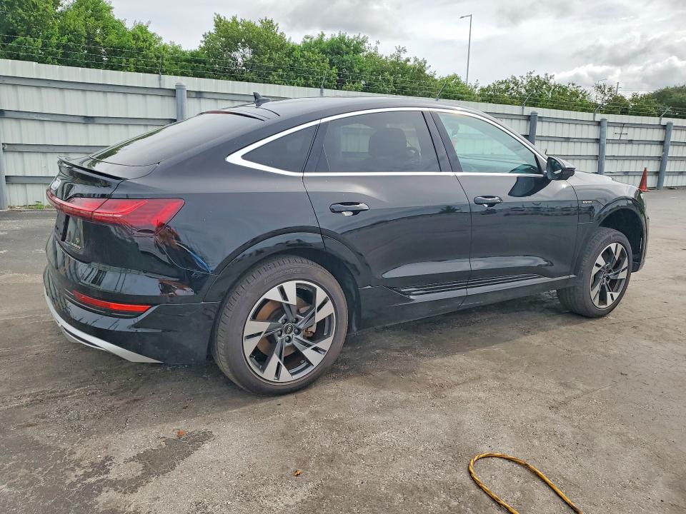 61680126 :رقم المزاد ، WA12AAGE7NB032706 vin ، 2022 Audi E-tron مزاد بيع