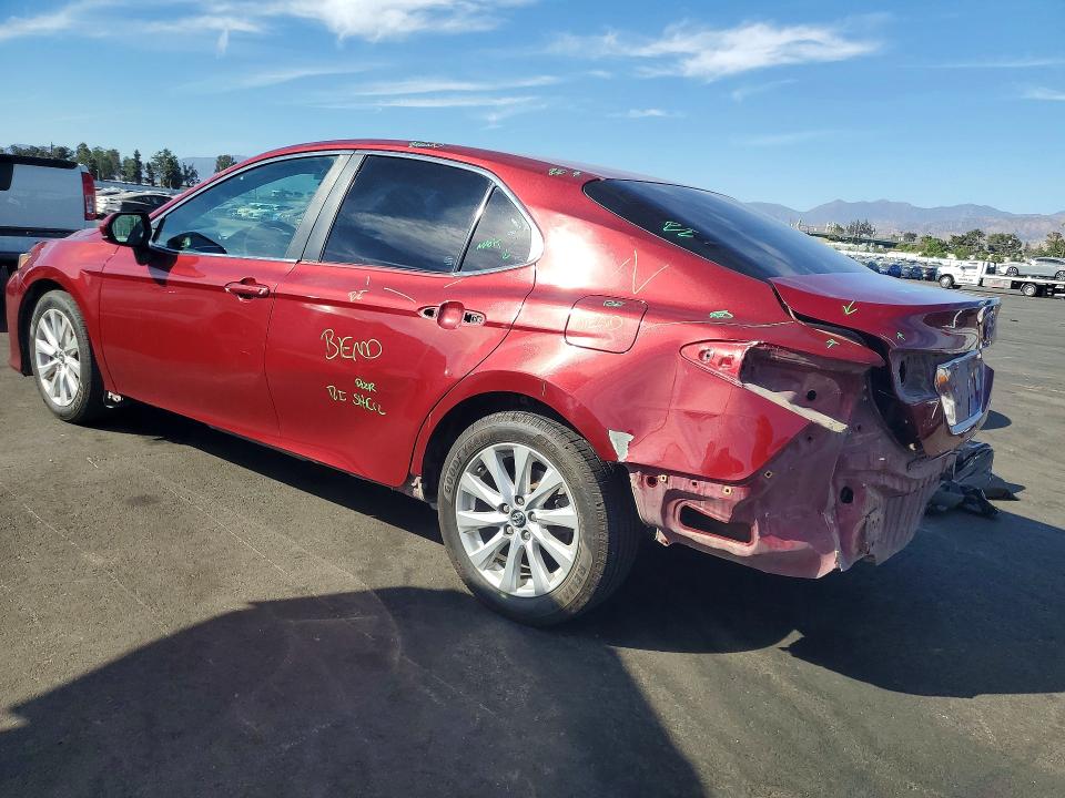 65659286 :رقم المزاد ، 4T1B11HK8JU583103 vin ، 2018 Toyota Camry مزاد بيع