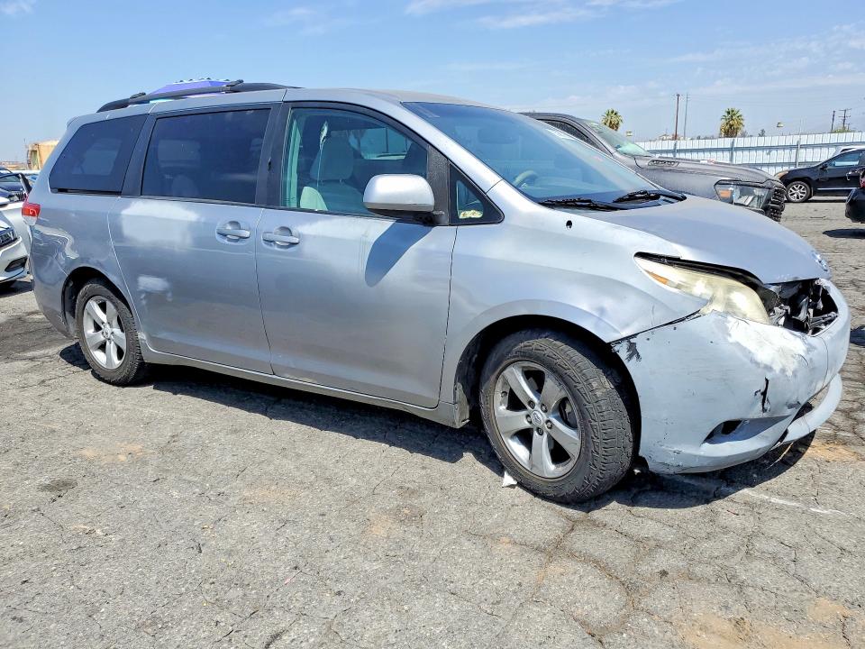 63686756 :رقم المزاد ، 5TDKK3DC4BS020387 vin ، 2011 Toyota Sienna مزاد بيع