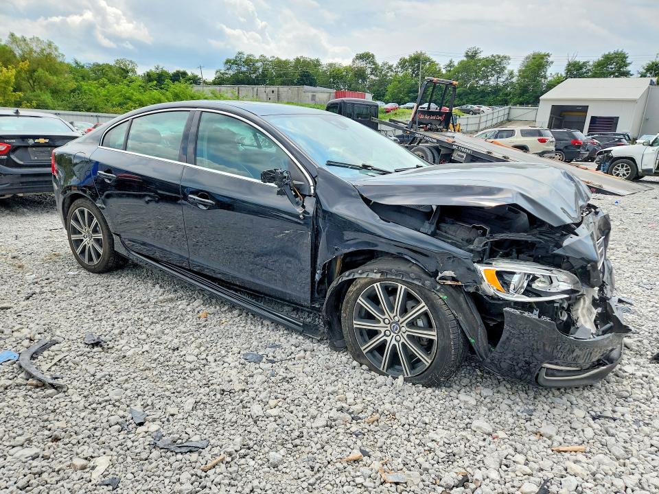 63948446 :رقم المزاد ، LYV402TK1JB157986 vin ، 2018 Volvo S60 مزاد بيع