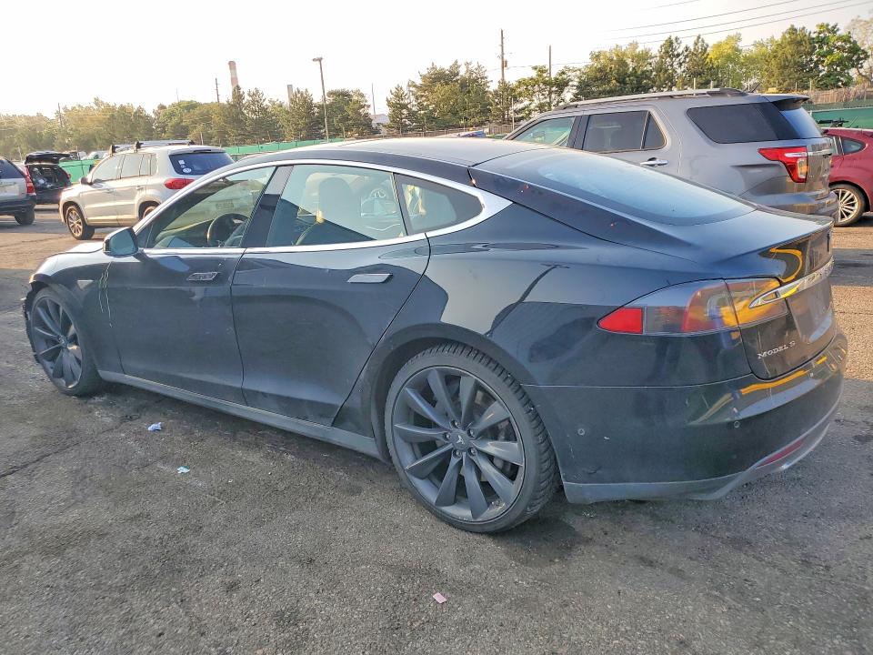 2015 Tesla Model S მანქანა იყიდება აუქციონზე, vin: 5YJSA1E25FF108842, აუქციონის ნომერი: 64070156
