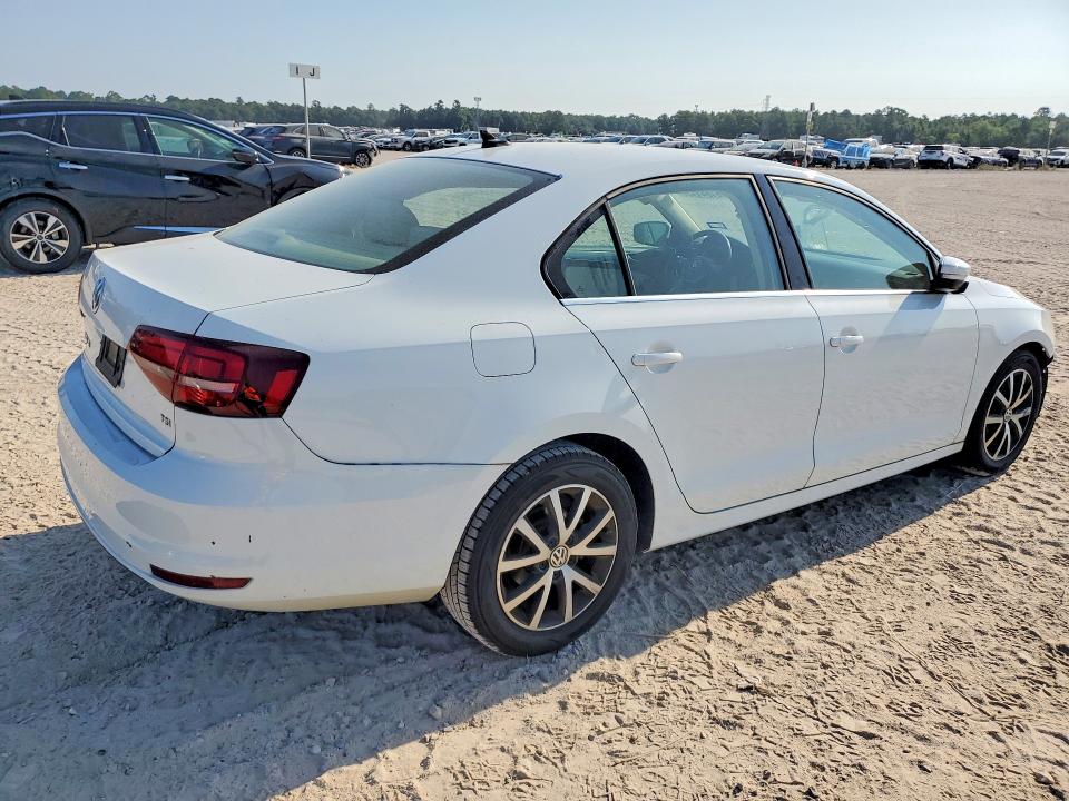 61641136 :رقم المزاد ، 3VWDB7AJXHM390770 vin ، 2017 Volkswagen Jetta مزاد بيع