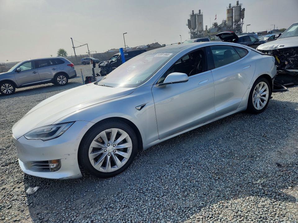 64081966 :رقم المزاد ، 5YJSA1E28JF269355 vin ، 2018 Tesla Model S مزاد بيع