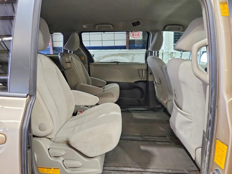 65689306 :رقم المزاد ، 5TDKK3DC8DS293383 vin ، 2013 Toyota Sienna مزاد بيع