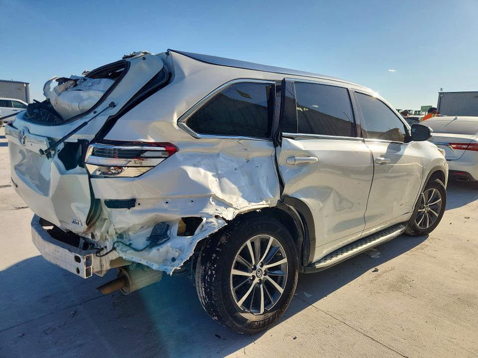 64836616 :رقم المزاد ، 5TDKZRFH4JS546668 vin ، 2018 Toyota Highlander مزاد بيع