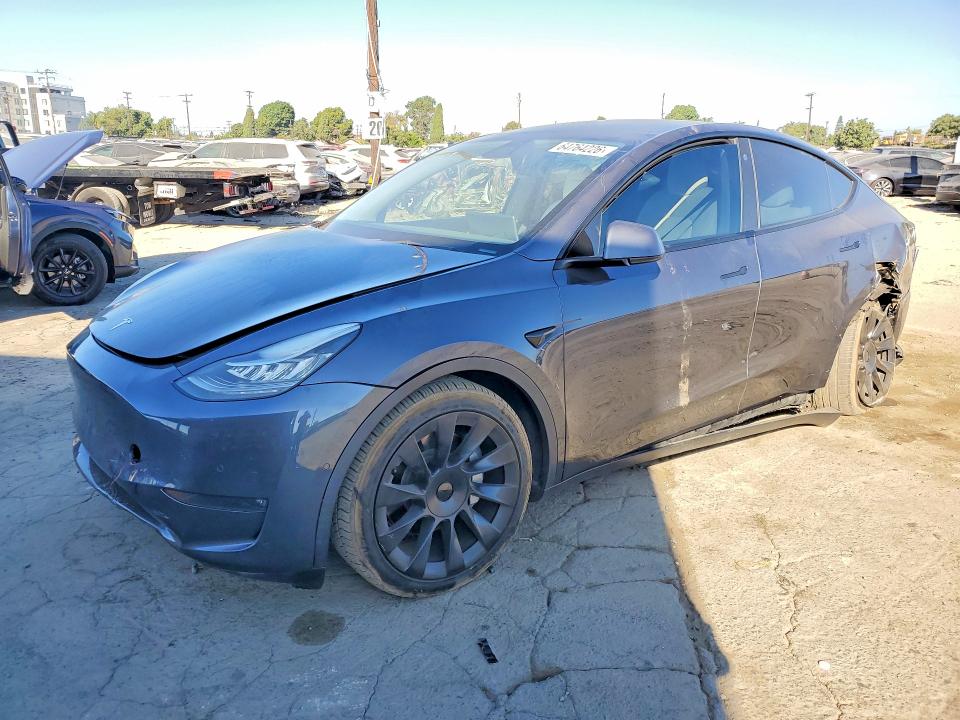 64764226 :رقم المزاد ، 7SAYGDEE6NF360878 vin ، 2022 Tesla Model Y مزاد بيع