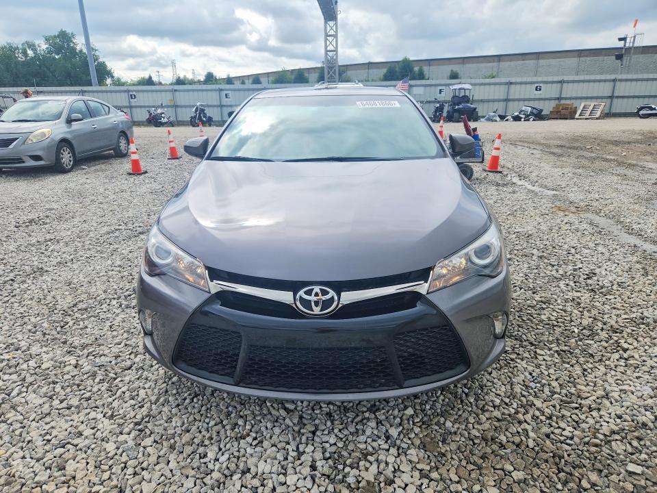 64681866 :رقم المزاد ، 4T1BF1FK5HU372679 vin ، 2017 Toyota Camry مزاد بيع