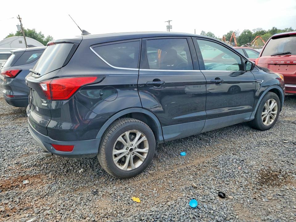64790856 :رقم المزاد ، 1FMCU0GD5KUA10315 vin ، 2019 Ford Escape مزاد بيع