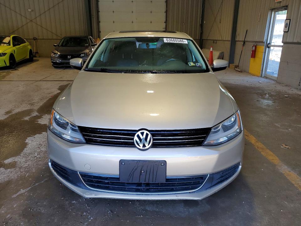 63680586 :رقم المزاد ، 3VWD17AJ5EM235106 vin ، 2014 Volkswagen Jetta مزاد بيع