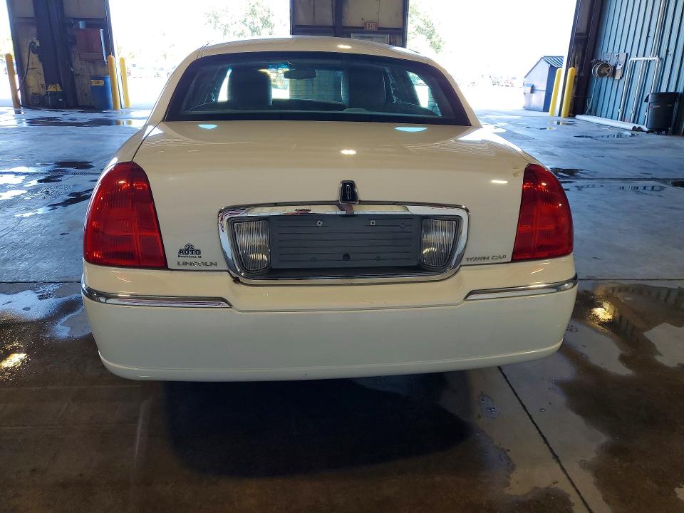 2011 Lincoln Town Car მანქანა იყიდება აუქციონზე, vin: 2LNBL8CVXBX761236, აუქციონის ნომერი: 63425236