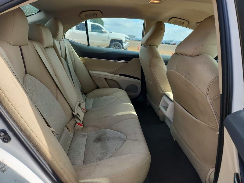 64480216 :رقم المزاد ، 4T1B11HK4JU095427 vin ، 2018 Toyota Camry مزاد بيع