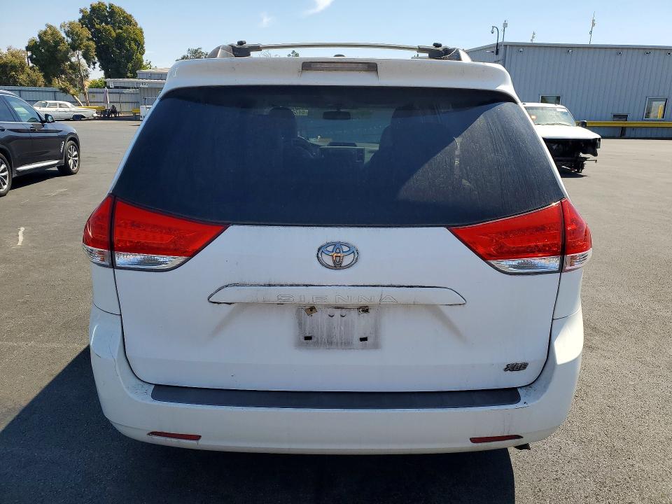 2011 Toyota Sienna მანქანა იყიდება აუქციონზე, vin: 5TDYK3DC9BS114386, აუქციონის ნომერი: 64721336