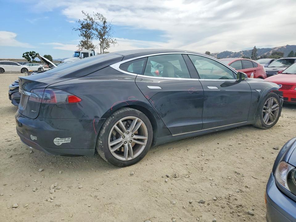 61451166 :رقم المزاد ، 5YJSA1H27FF085267 vin ، 2015 Tesla Model S مزاد بيع
