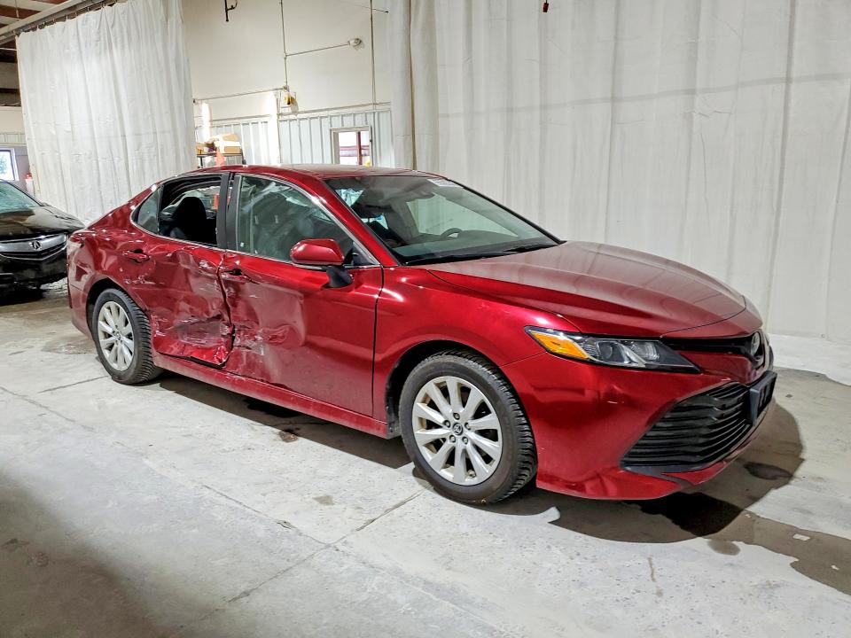 65582256 :رقم المزاد ، 4T1B11HK6JU668067 vin ، 2018 Toyota Camry مزاد بيع