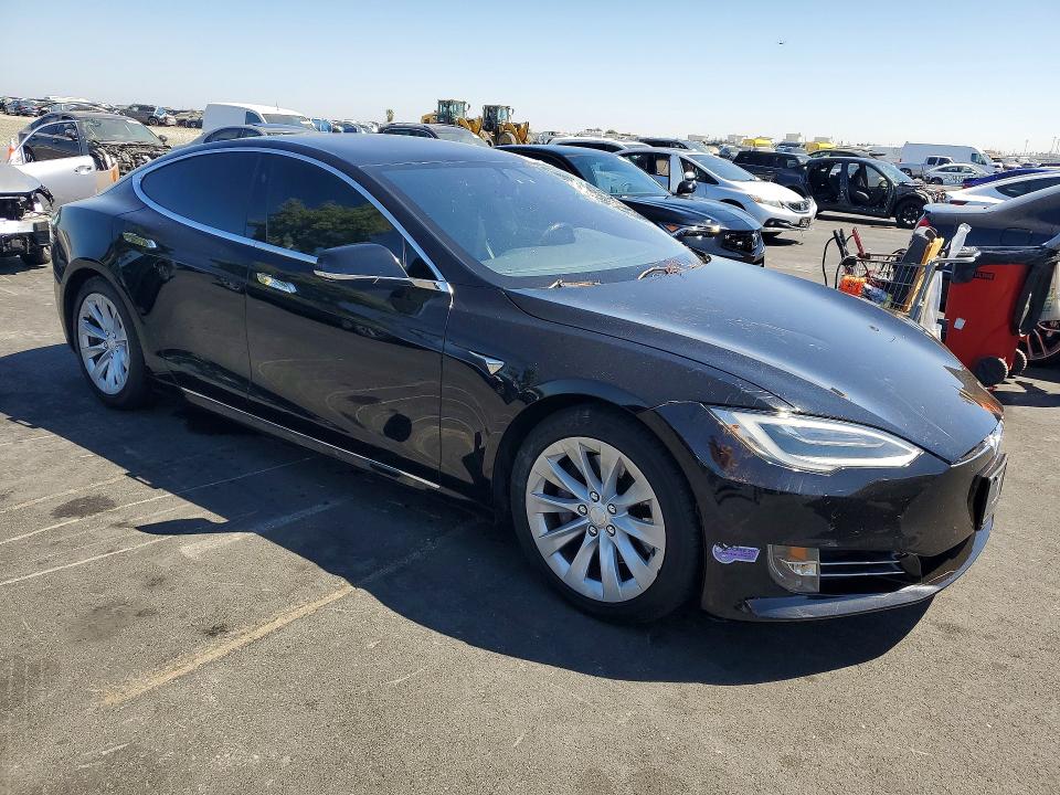 65581706 :رقم المزاد ، 5YJSA1E22JF266757 vin ، 2018 Tesla Model S مزاد بيع