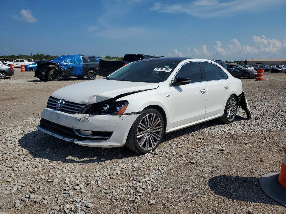 67066306 :رقم المزاد ، 1VWBS7A37FC068174 vin ، 2015 Volkswagen Passat مزاد بيع