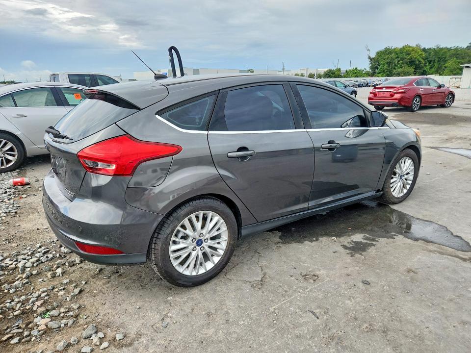 63664246 :رقم المزاد ، 1FADP3N20FL215304 vin ، 2015 Ford Focus مزاد بيع