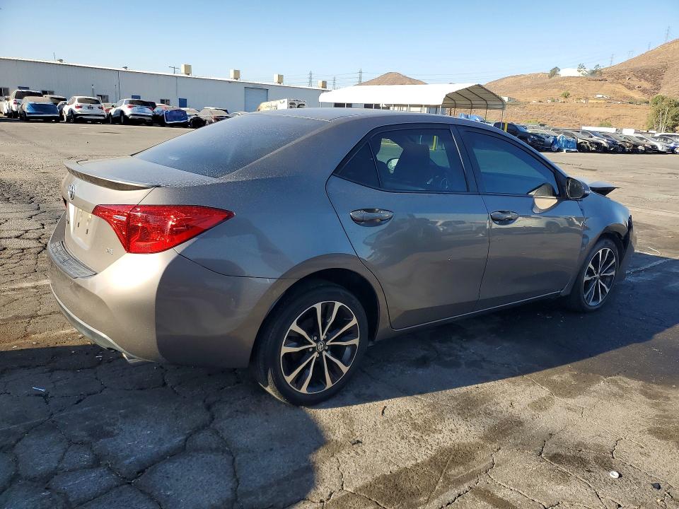 63593136 :رقم المزاد ، 5YFBURHE4JP779301 vin ، 2018 Toyota Corolla مزاد بيع