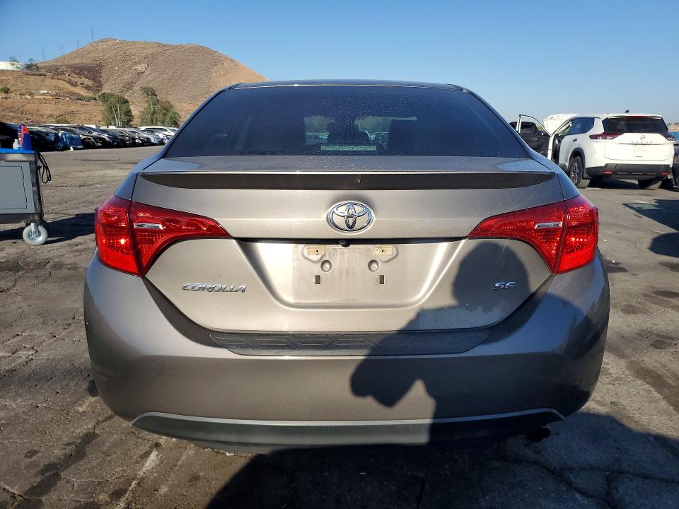 63593136 :رقم المزاد ، 5YFBURHE4JP779301 vin ، 2018 Toyota Corolla مزاد بيع