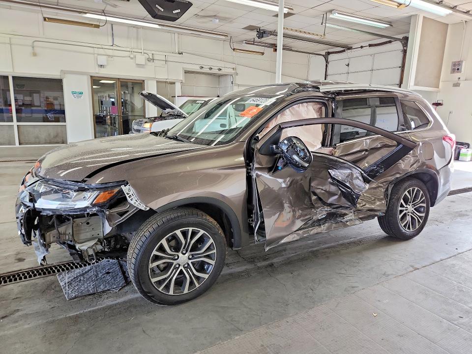 64691286 :رقم المزاد ، JA4AZ3A32JZ053911 vin ، 2018 Mitsubishi Outlander مزاد بيع