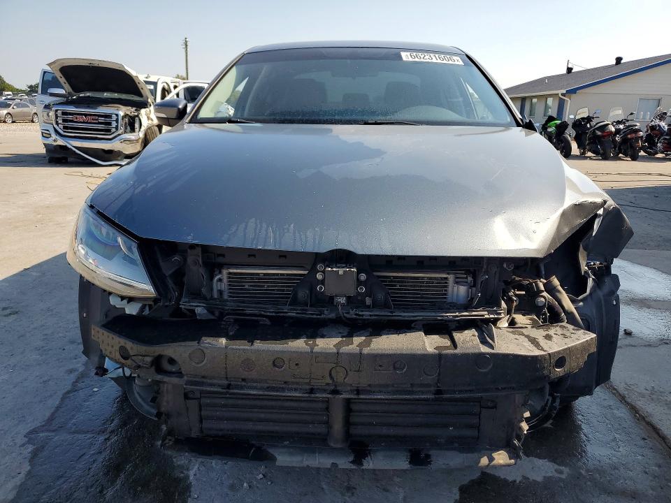 66231606 :رقم المزاد ، 3VWL17AJ2HM333770 vin ، 2017 Volkswagen Jetta مزاد بيع