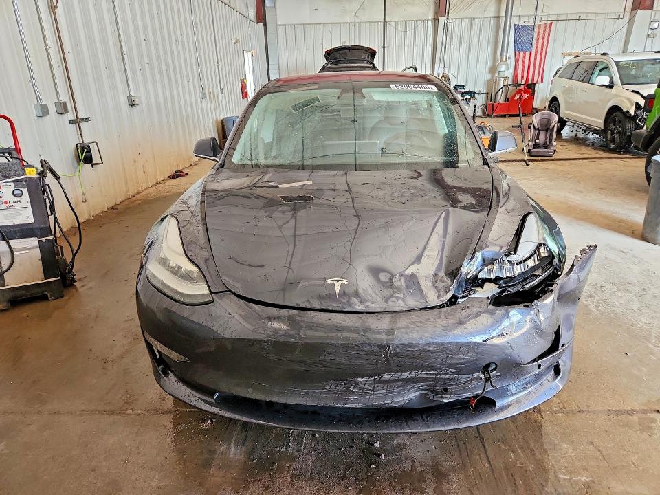 62964486 :رقم المزاد ، 5YJ3E1EA5JF034623 vin ، 2018 Tesla Model 3 مزاد بيع