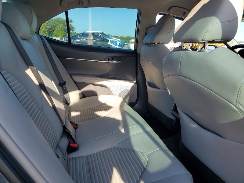 66936116 :رقم المزاد ، 4T1B11HK1JU583587 vin ، 2018 Toyota Camry مزاد بيع