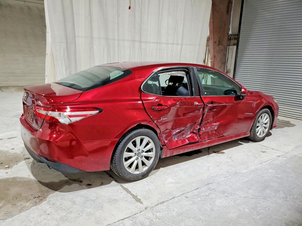 65582256 :رقم المزاد ، 4T1B11HK6JU668067 vin ، 2018 Toyota Camry مزاد بيع