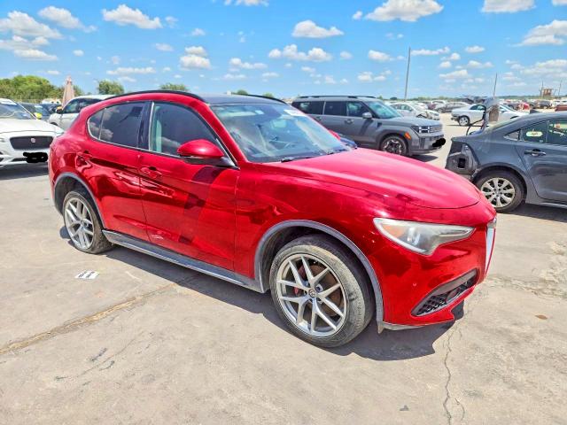 64490016 :رقم المزاد ، ZASFAKPN0J7B98941 vin ، 2018 Alfa Romeo Stelvio مزاد بيع