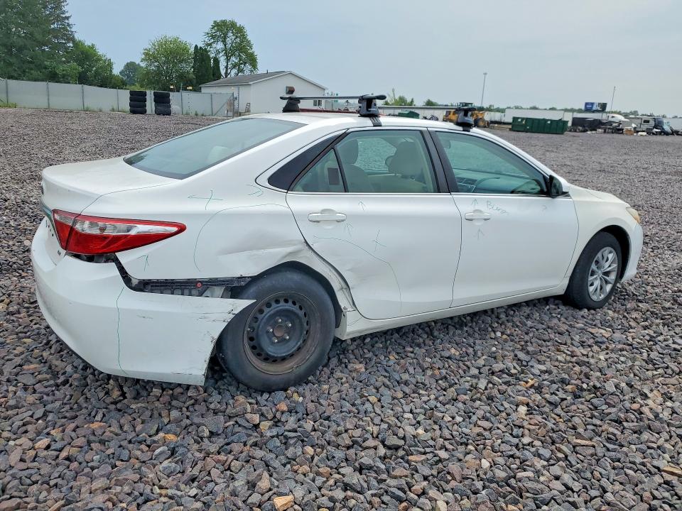 64192776 :رقم المزاد ، 4T1BF1FKXFU017181 vin ، 2015 Toyota Camry مزاد بيع