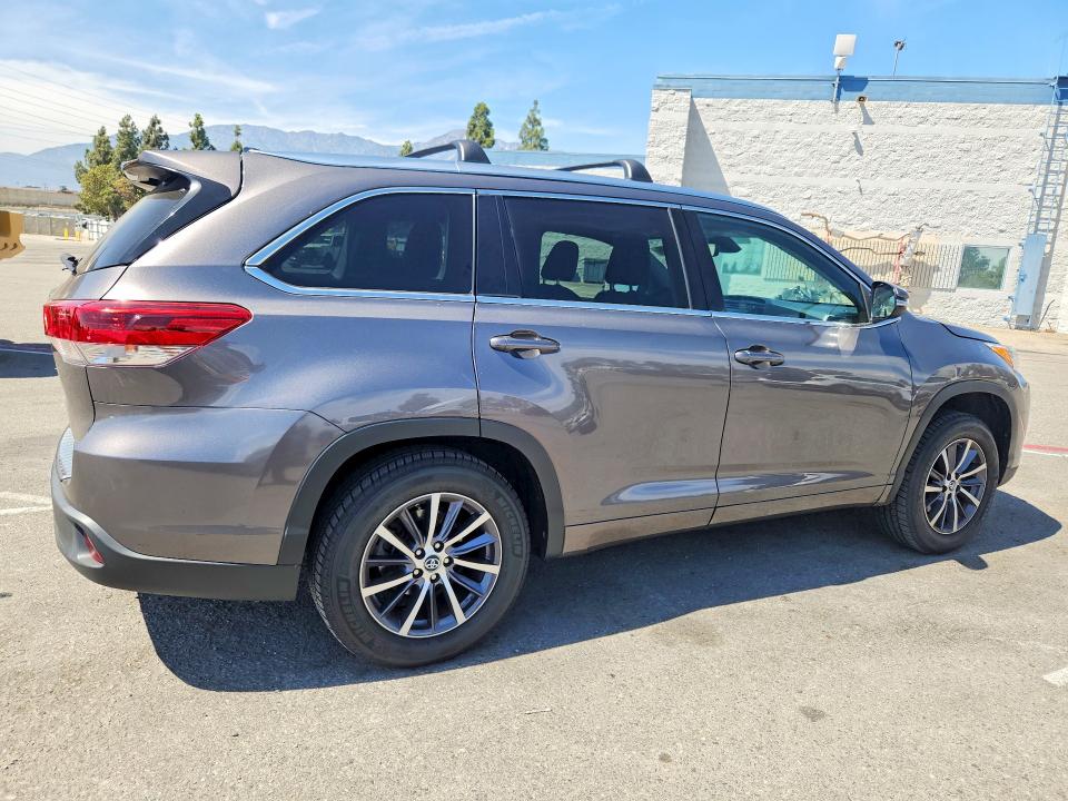 2018 Toyota Highlander მანქანა იყიდება აუქციონზე, vin: 5TDKZRFH6JS529757, აუქციონის ნომერი: 66060186