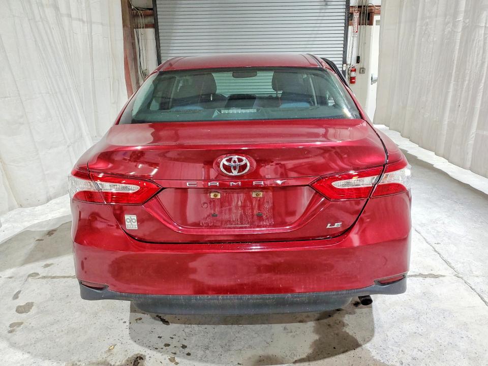 65582256 :رقم المزاد ، 4T1B11HK6JU668067 vin ، 2018 Toyota Camry مزاد بيع