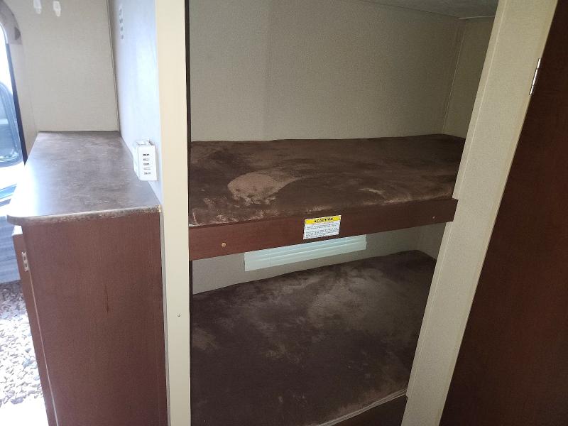 63591176 :رقم المزاد ، 4YDT15B10FH930825 vin ، 2015 Keystone Coleman مزاد بيع