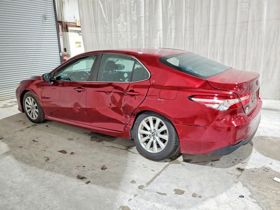 65582256 :رقم المزاد ، 4T1B11HK6JU668067 vin ، 2018 Toyota Camry مزاد بيع