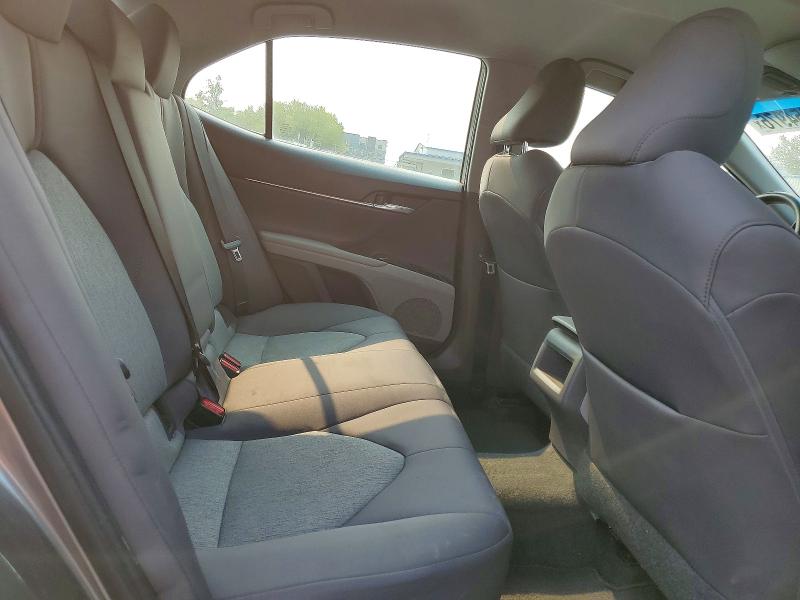 60954976 :رقم المزاد ، 4T1B11HK0JU049660 vin ، 2018 Toyota Camry مزاد بيع