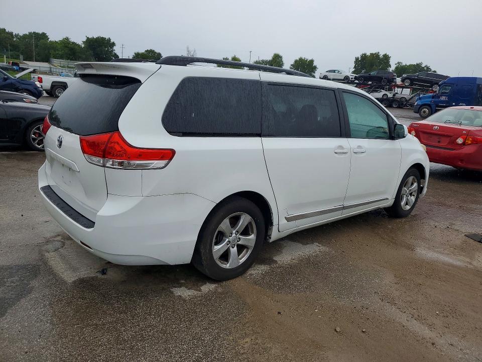 Продажа на аукционе авто 2013 Toyota Sienna, vin: 5TDKK3DC7DS283296, номер лота: 64143956