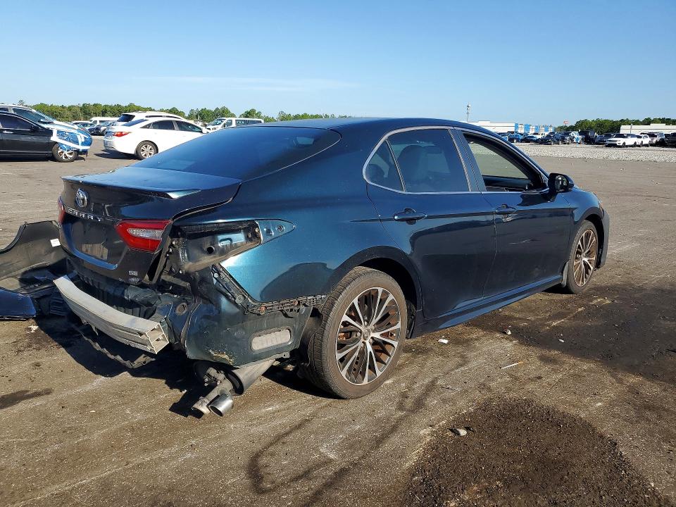 66936116 :رقم المزاد ، 4T1B11HK1JU583587 vin ، 2018 Toyota Camry مزاد بيع